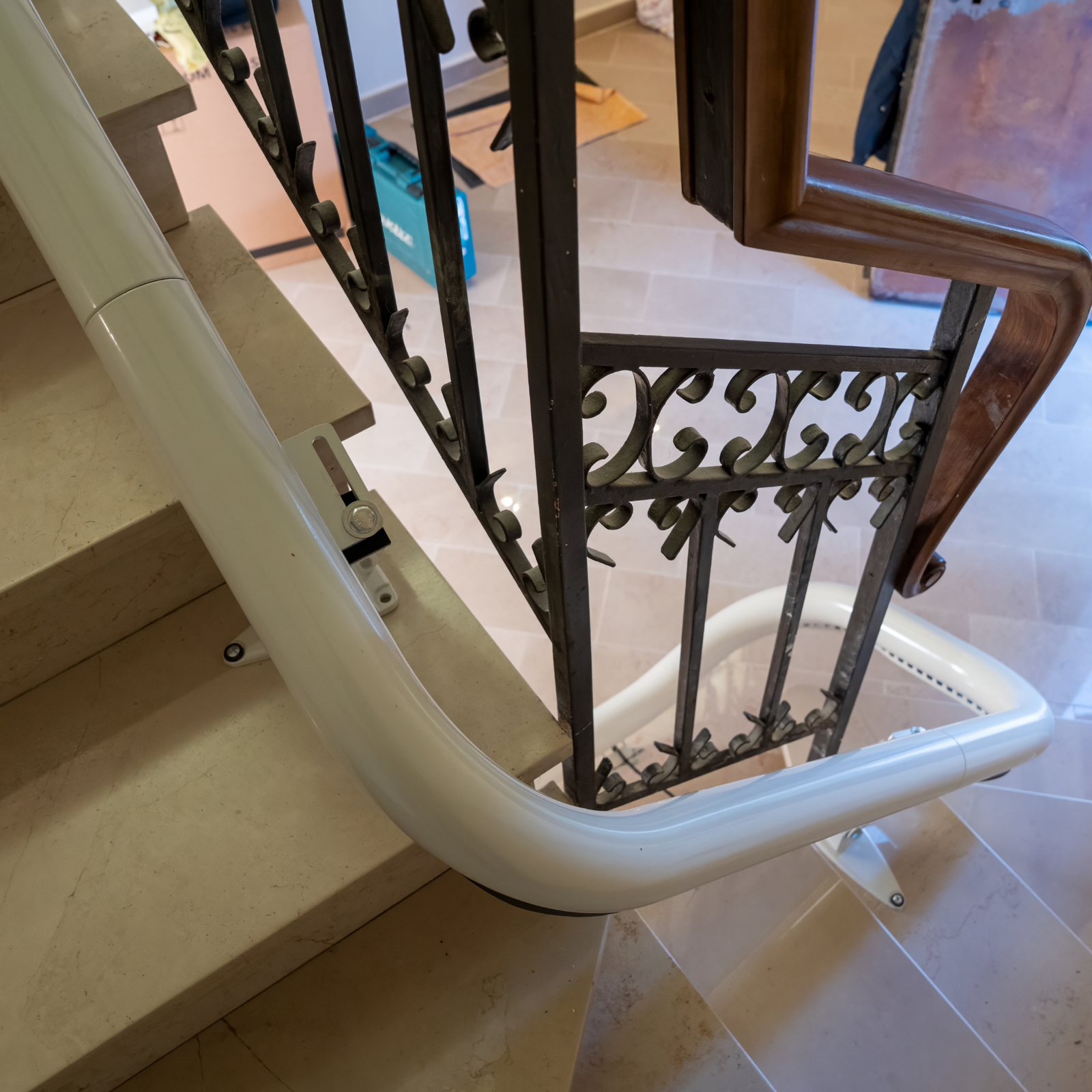 Monte-escalier tournant sur escalier en colimaçon